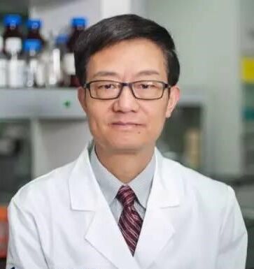 Dokter Operasi plastik Ricky
